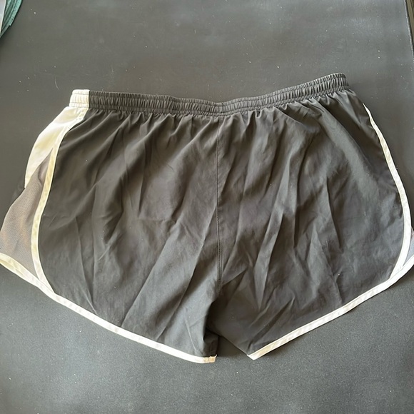 Nike Tempo Women’s Dri-FIT Mid-Rise Brief-Lined Running Shorts - Picture 2 of 2